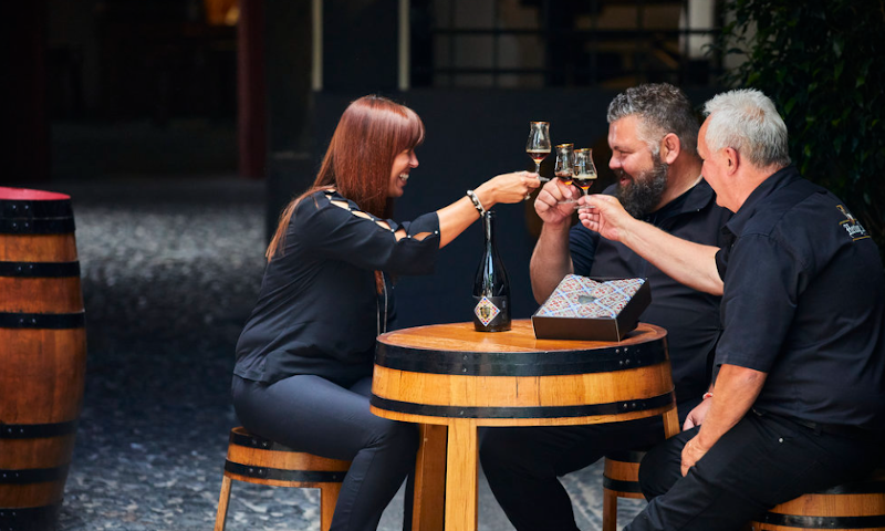 Brouwers en portugese wijnmaker proosten met grand prestige vatgerijpt 2021